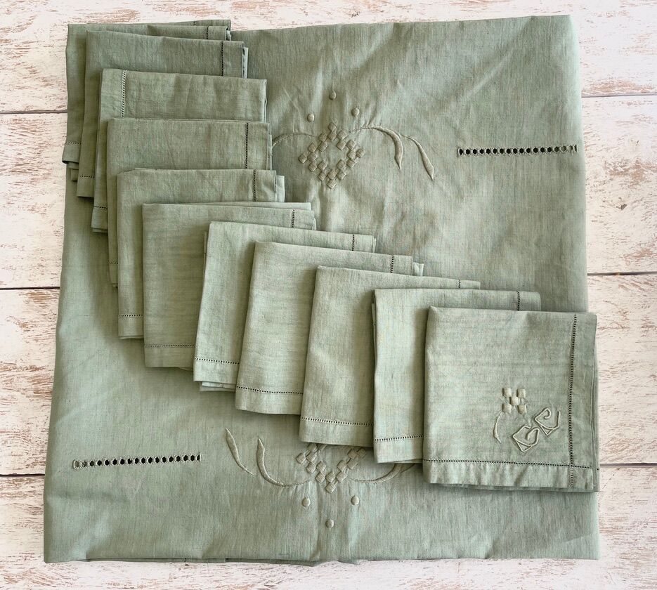 Old tablecloth and its 10 monogrammed GC towels and olive green embroidered - 225x165cm - Métis