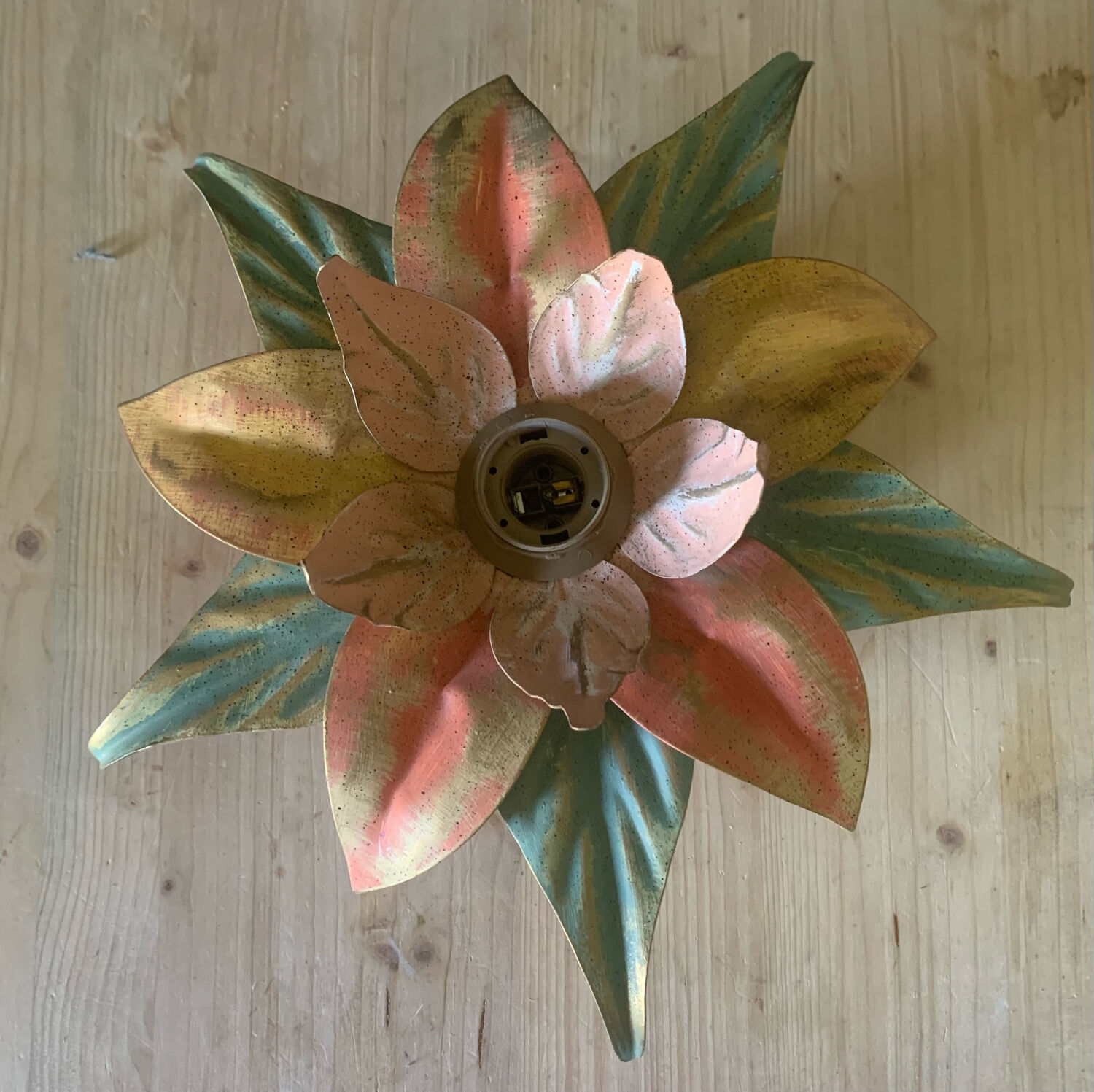 Metal flower wall lamp