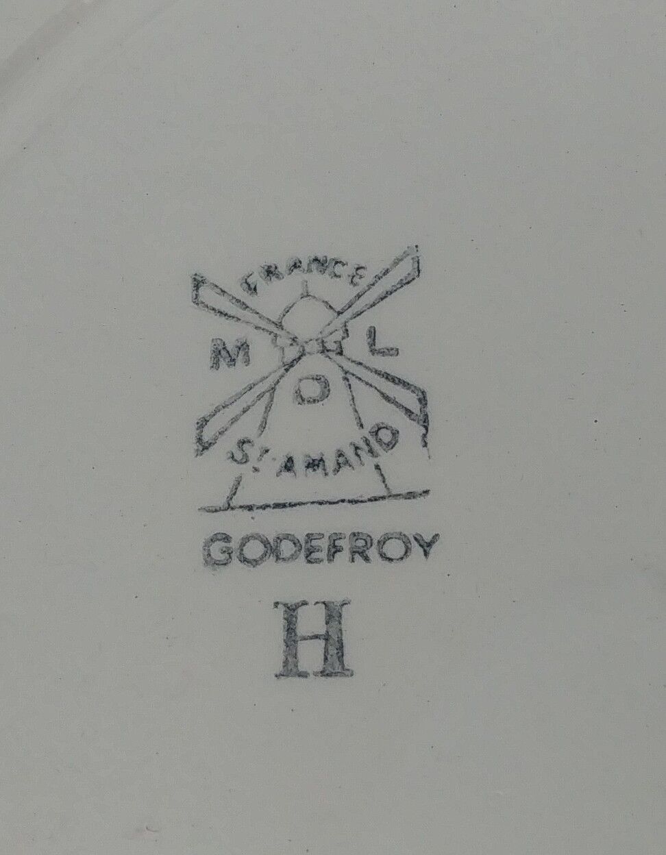 Hollow serving dish of the faiencerie Saint Amand ML model Godefroy