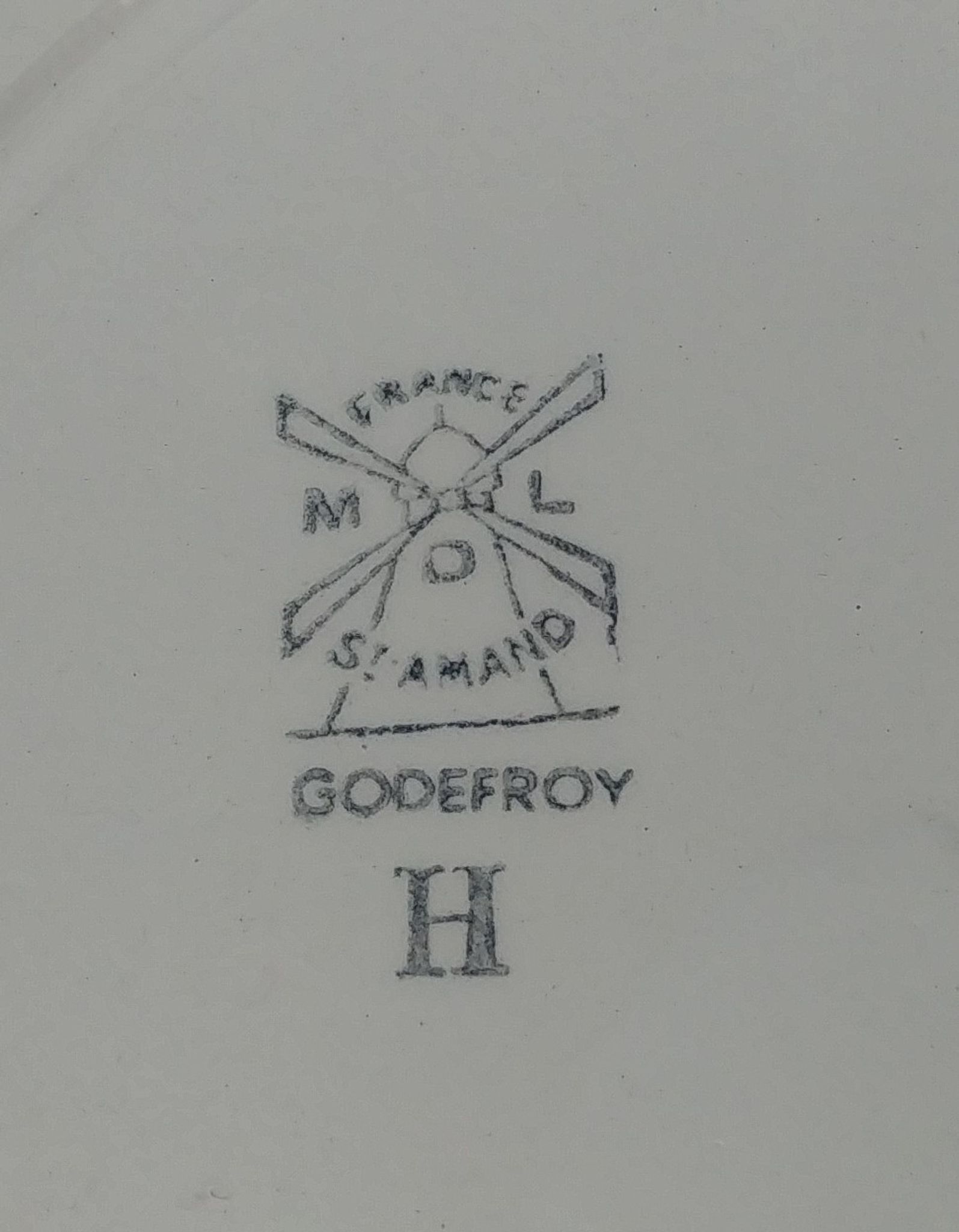 Hollow serving dish of the faiencerie Saint Amand ML model Godefroy