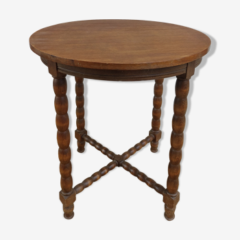 Round table, turned wooden legs