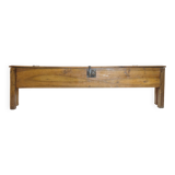 Long coffre à grains en noyer formant banc, 220cm.