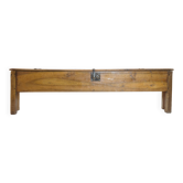 Long coffre à grains en noyer formant banc, 220cm.