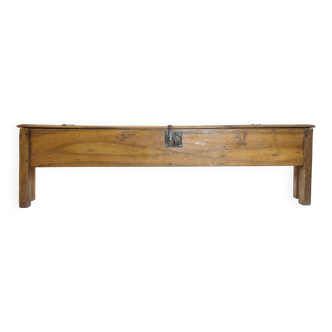 Long coffre à grains en noyer formant banc, 220cm.