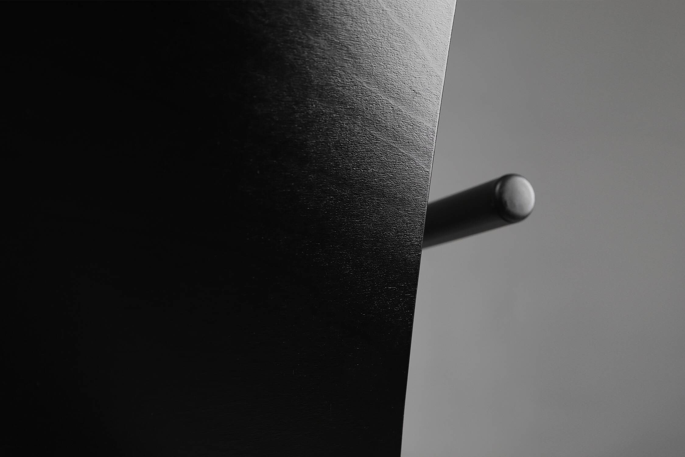 Chaise design moderne noire du milieu du siècle avec accoudoirs, Belgique