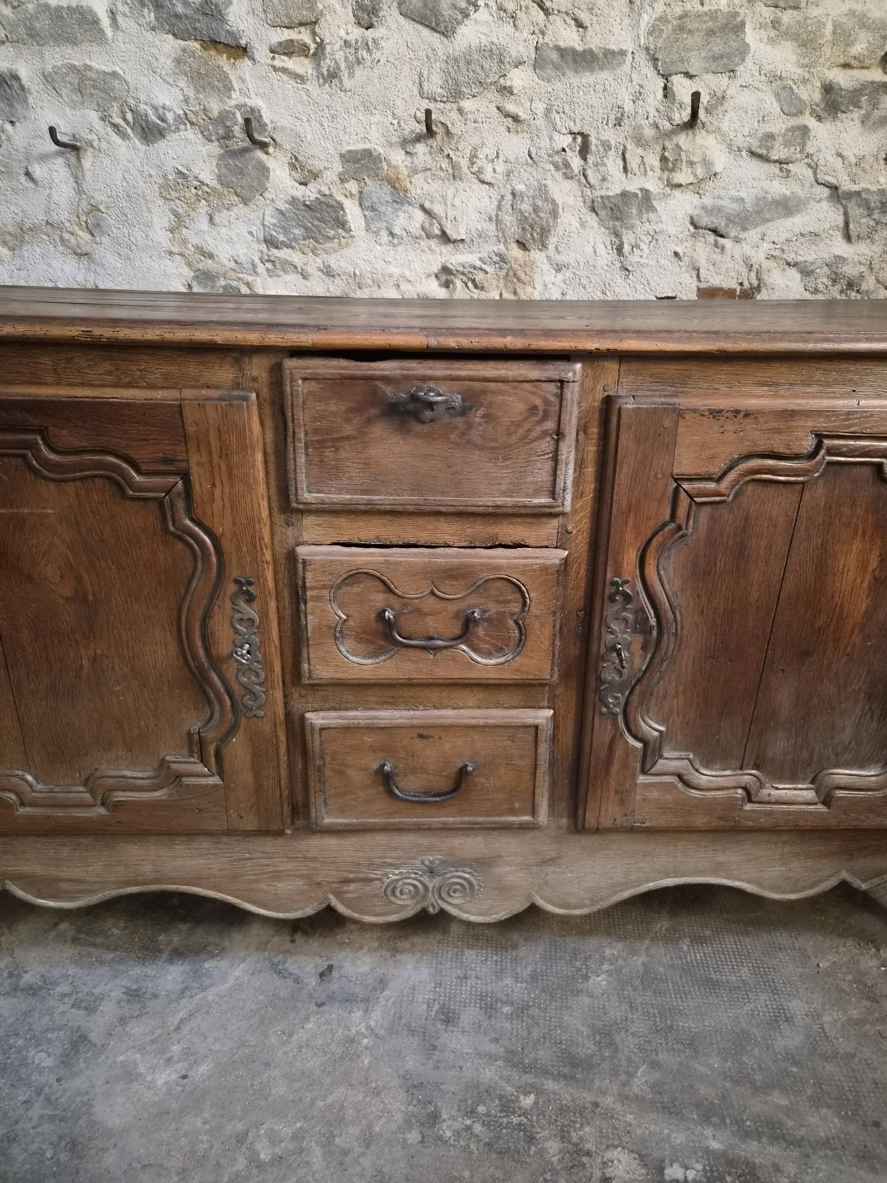 Grand oak buffet from the 18th century, Auvergne