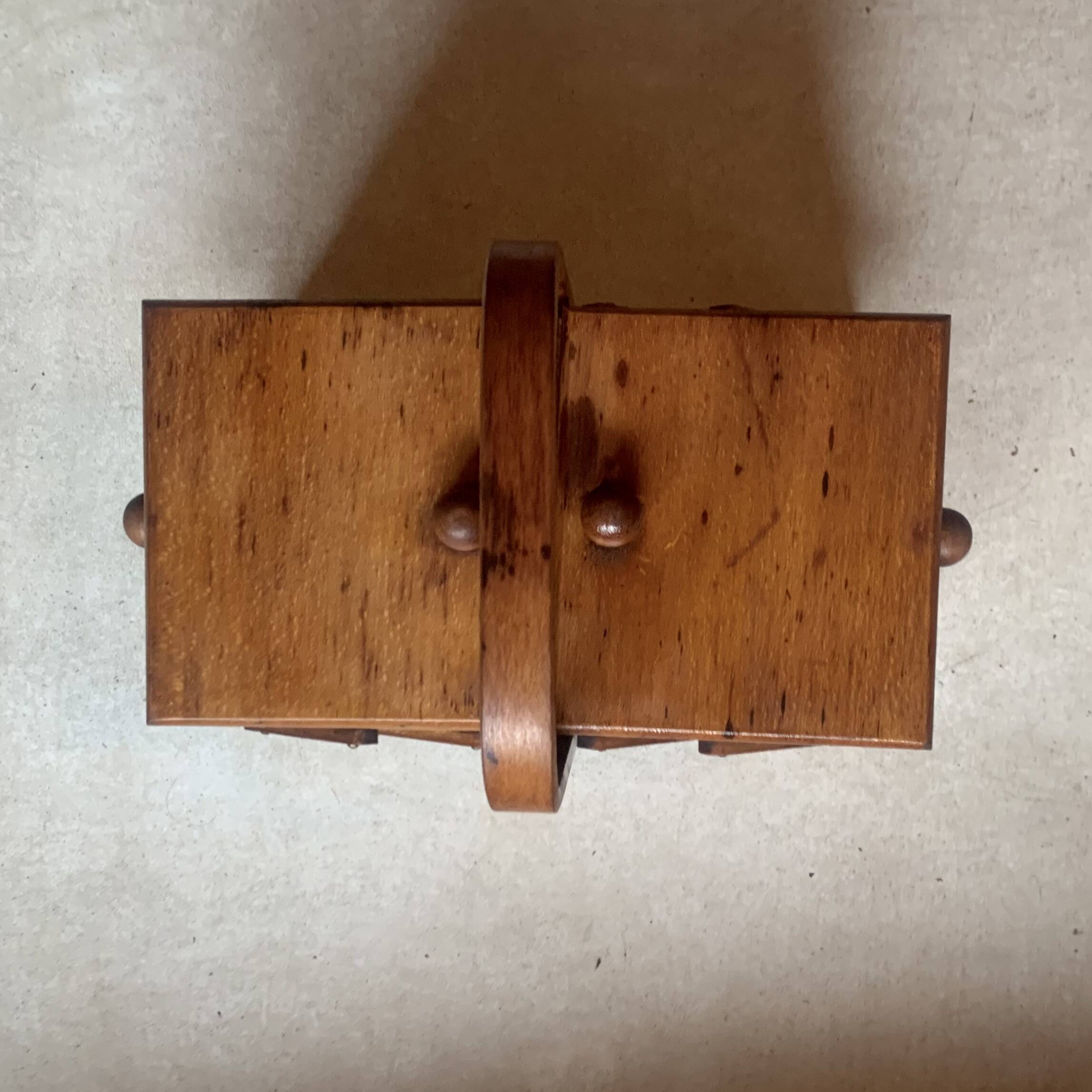 Petite travailleuse en bois vintage