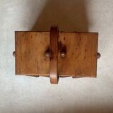 Petite travailleuse en bois vintage