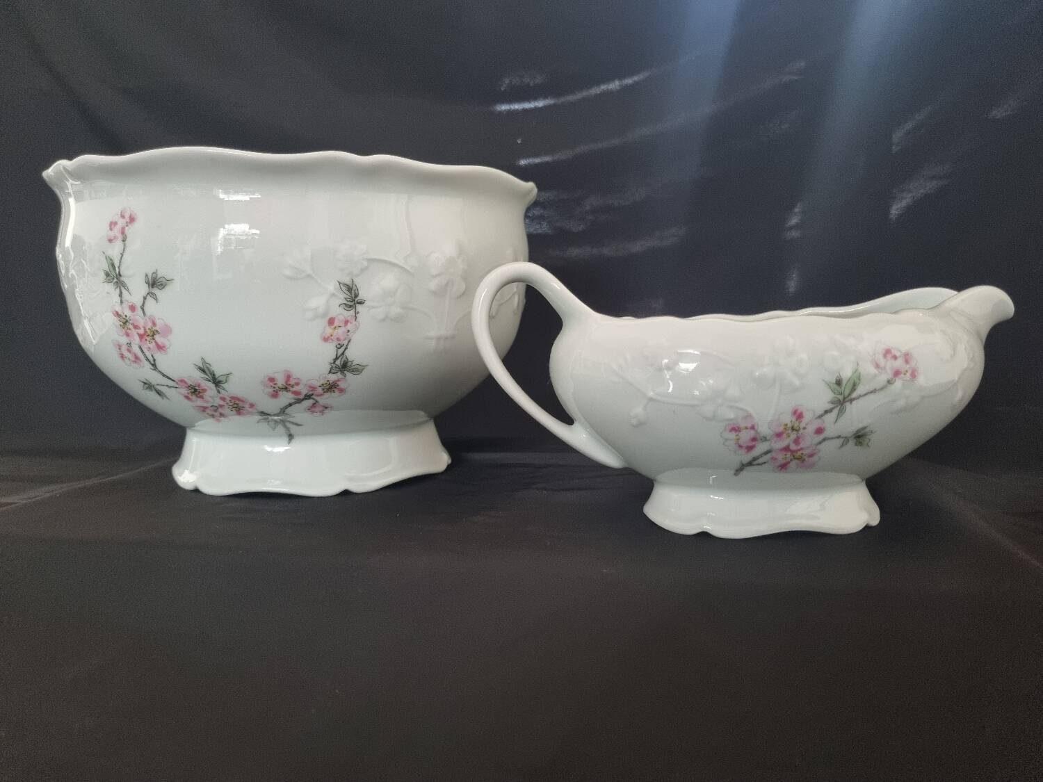 Salad bowl and sauce boat