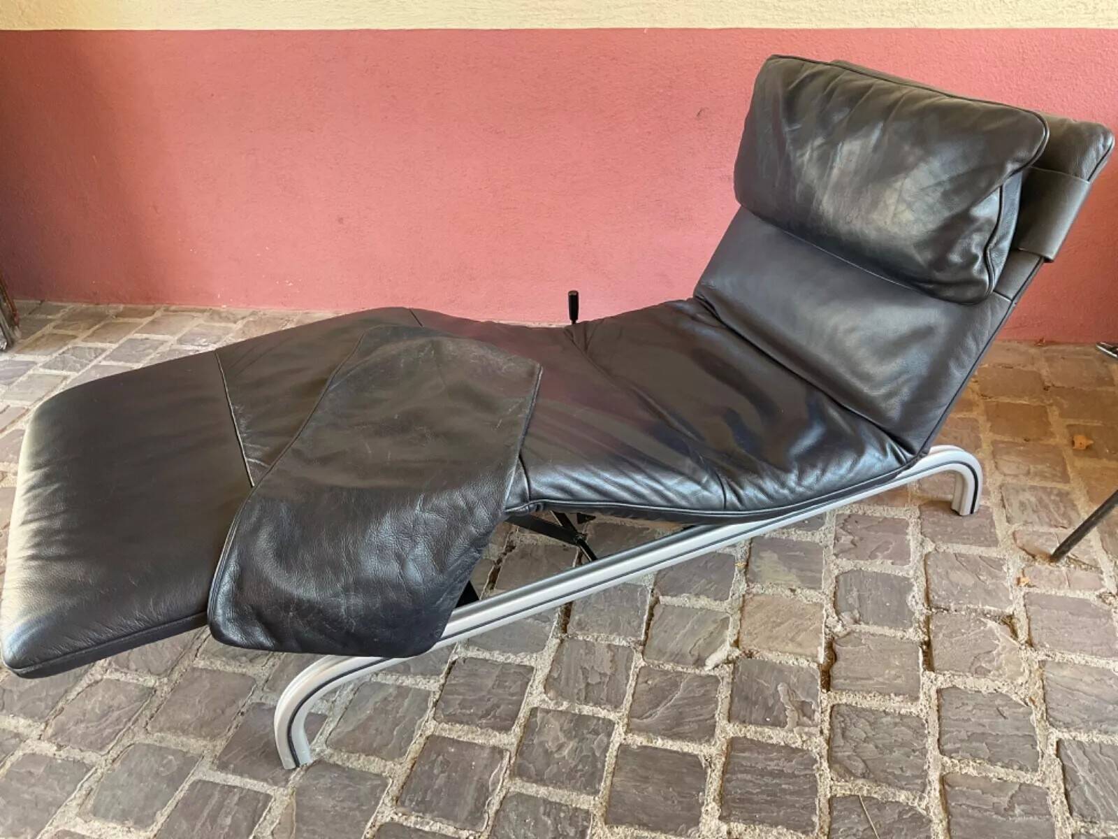XDark brown leather chaise longue