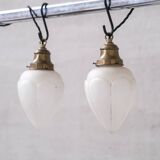 Paire de pendentifs français opalins en verre opalin opalin opaque et laiton