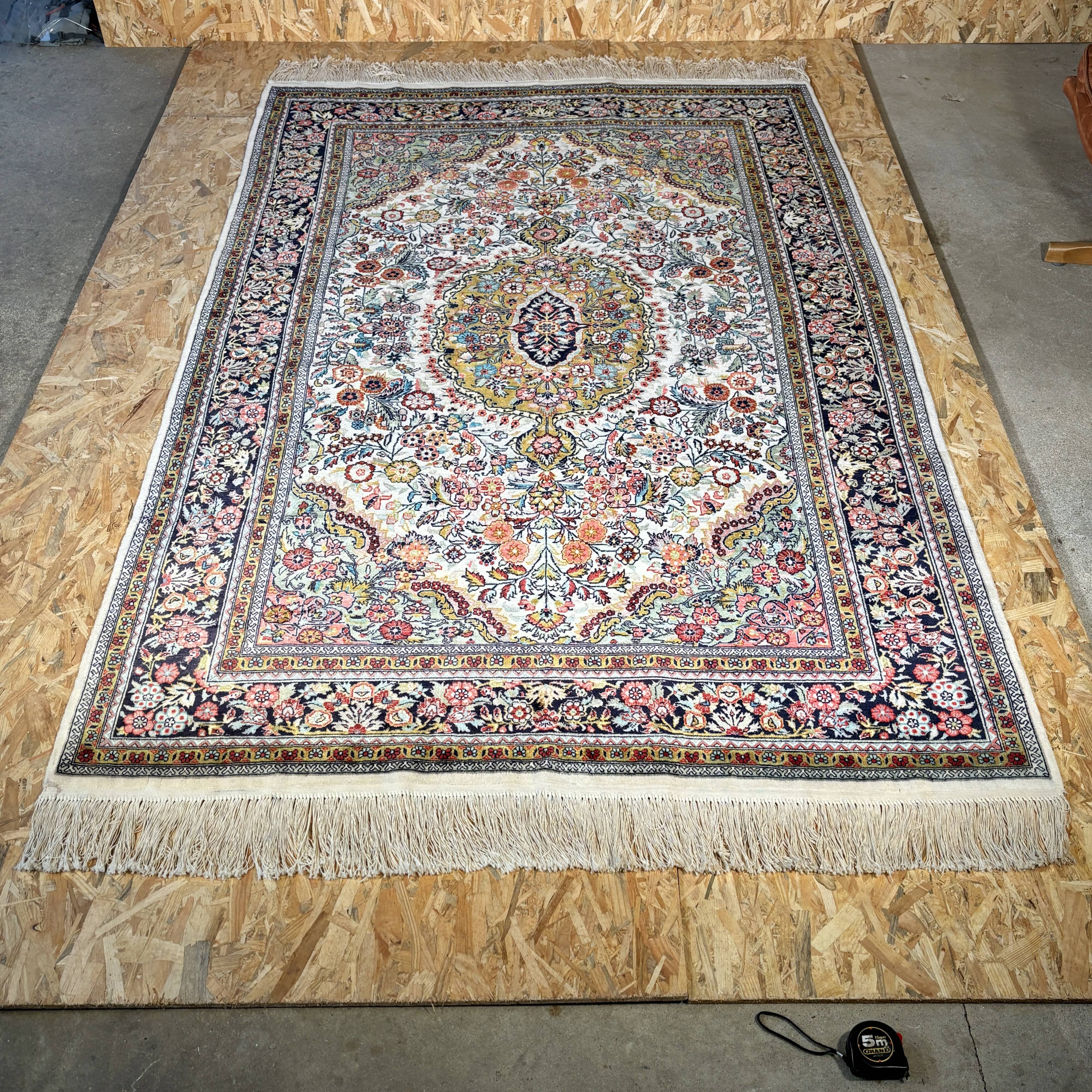 Large hand-knotted Persian Ghom carpet, silk on cotton – 150 x 260 cm