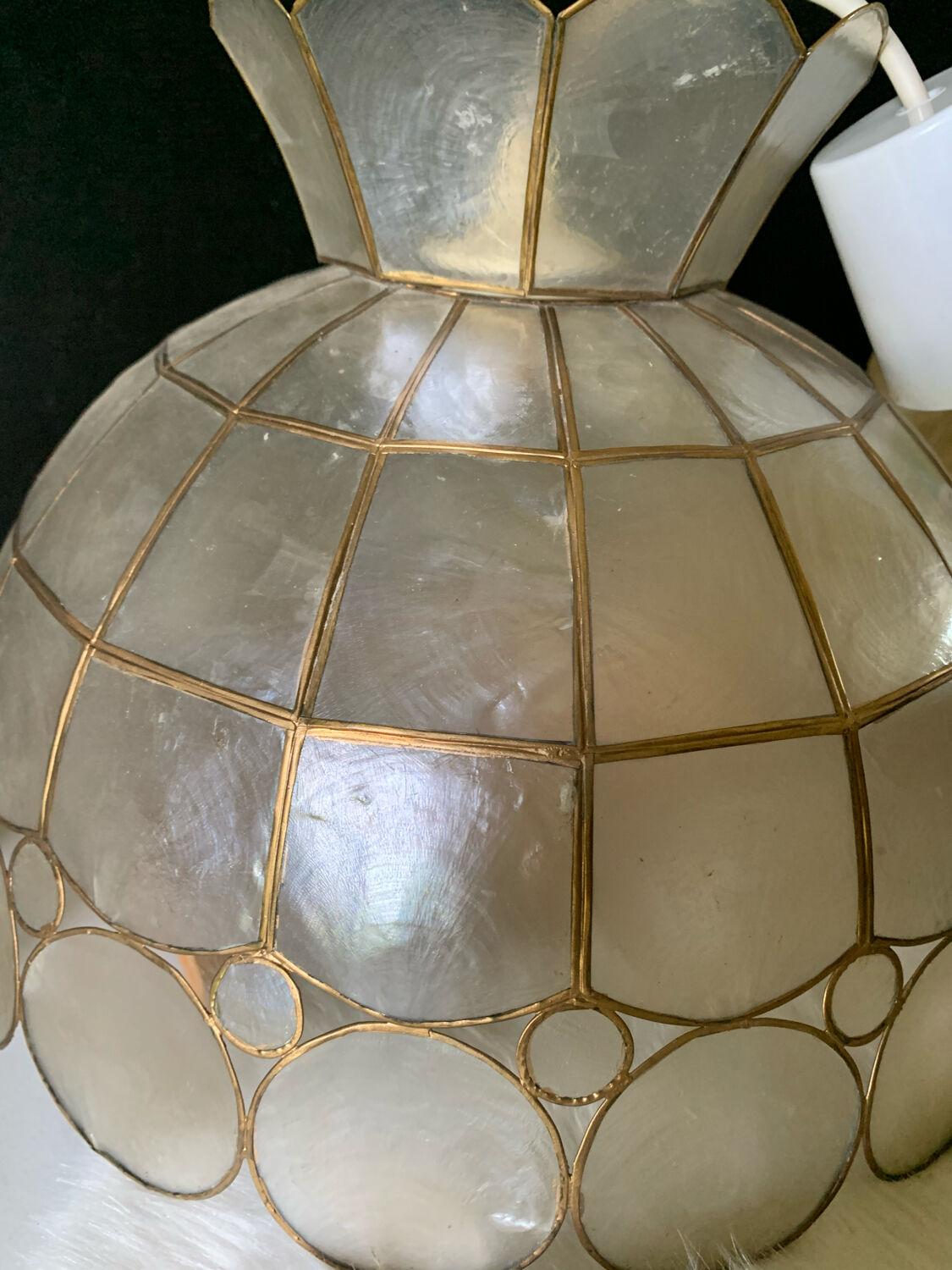 Mother-of-pearl suspension