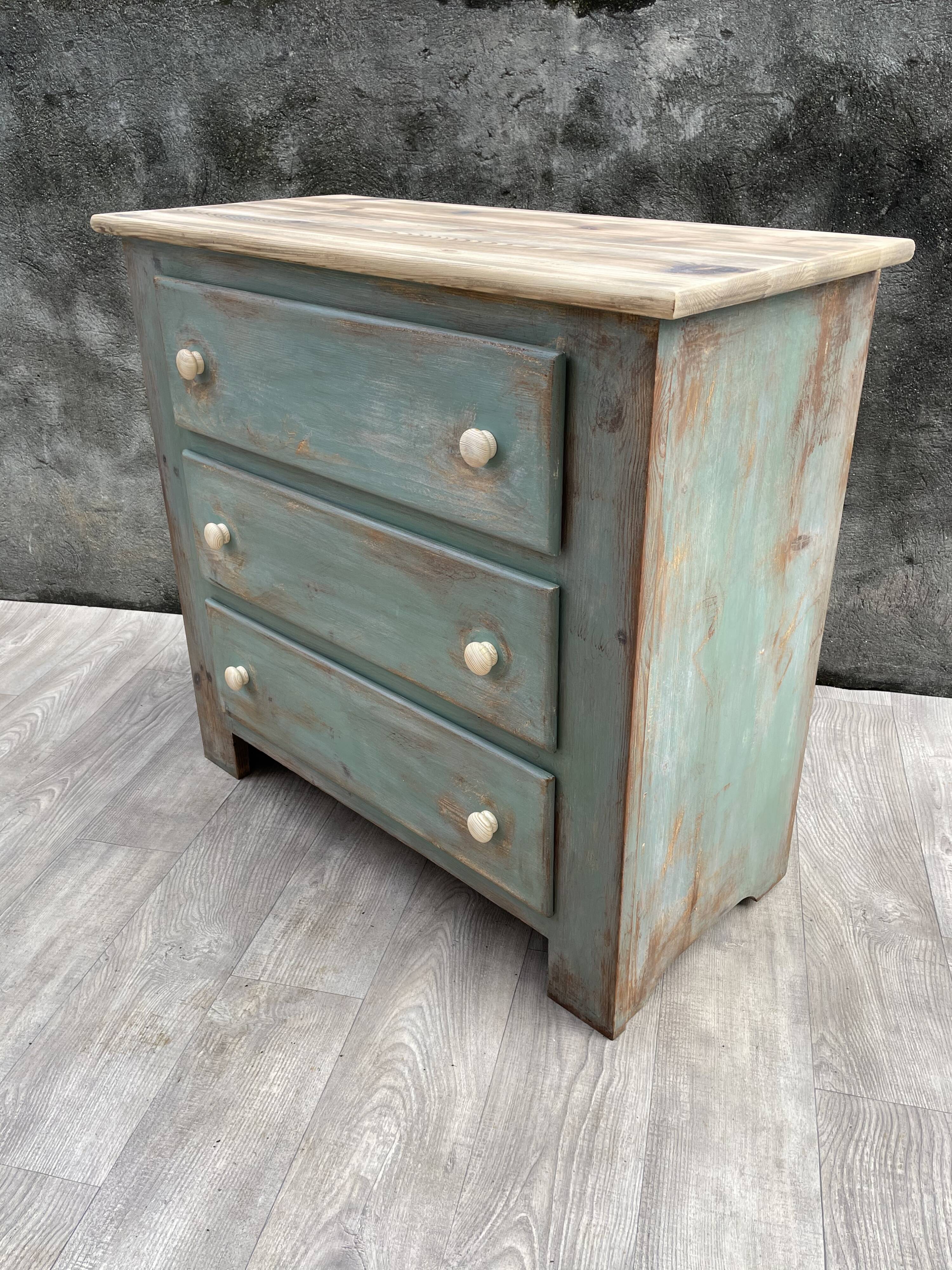 Commode en bois patinée