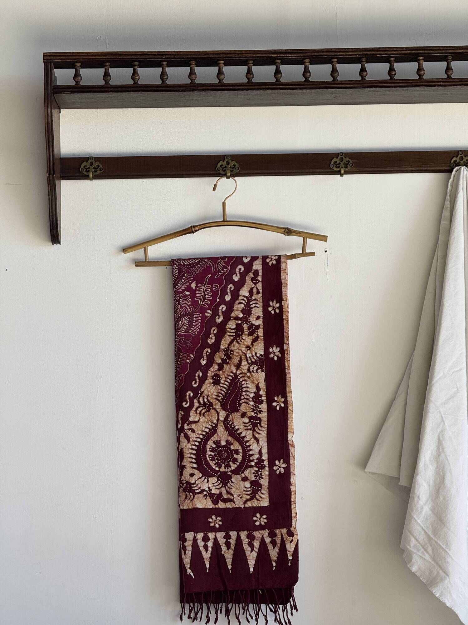 Antique wooden wall shelf with a turned gallery and 5 hooks L120 H40 D18