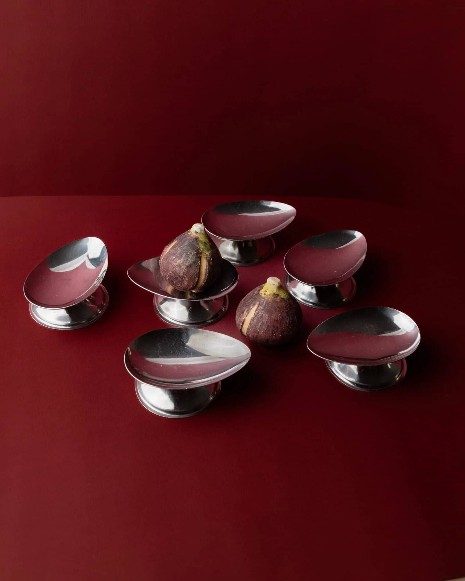 Lot of 6 vintage stainless steel bowls, 1970s, egg-shaped design.