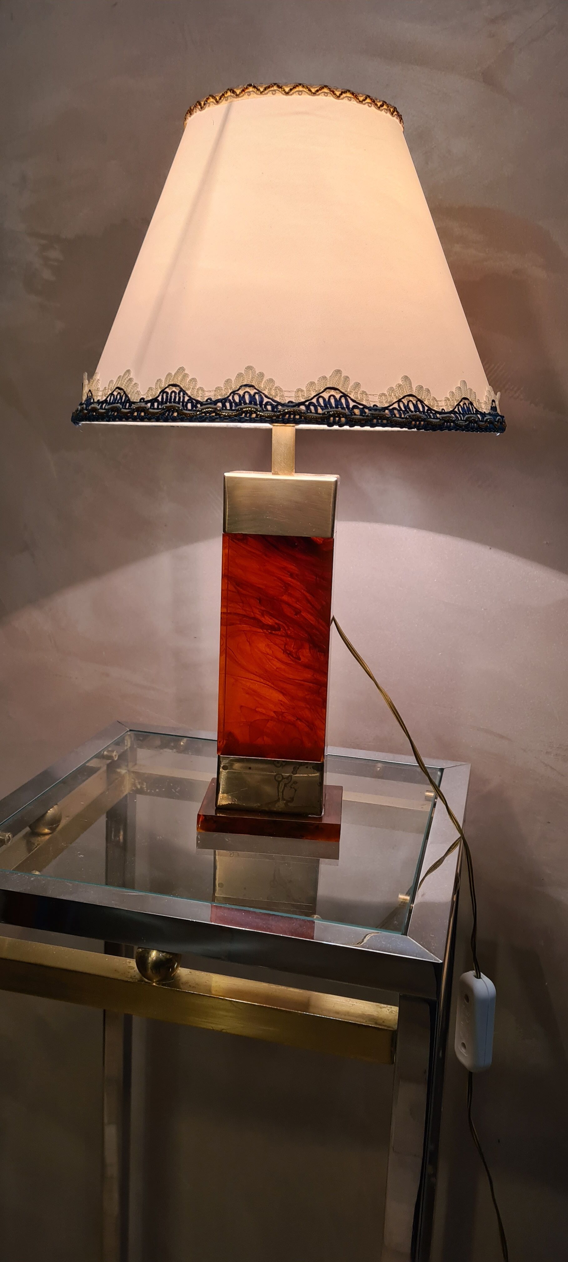 Lampe laiton et resine ambré 1970 type deluxe
