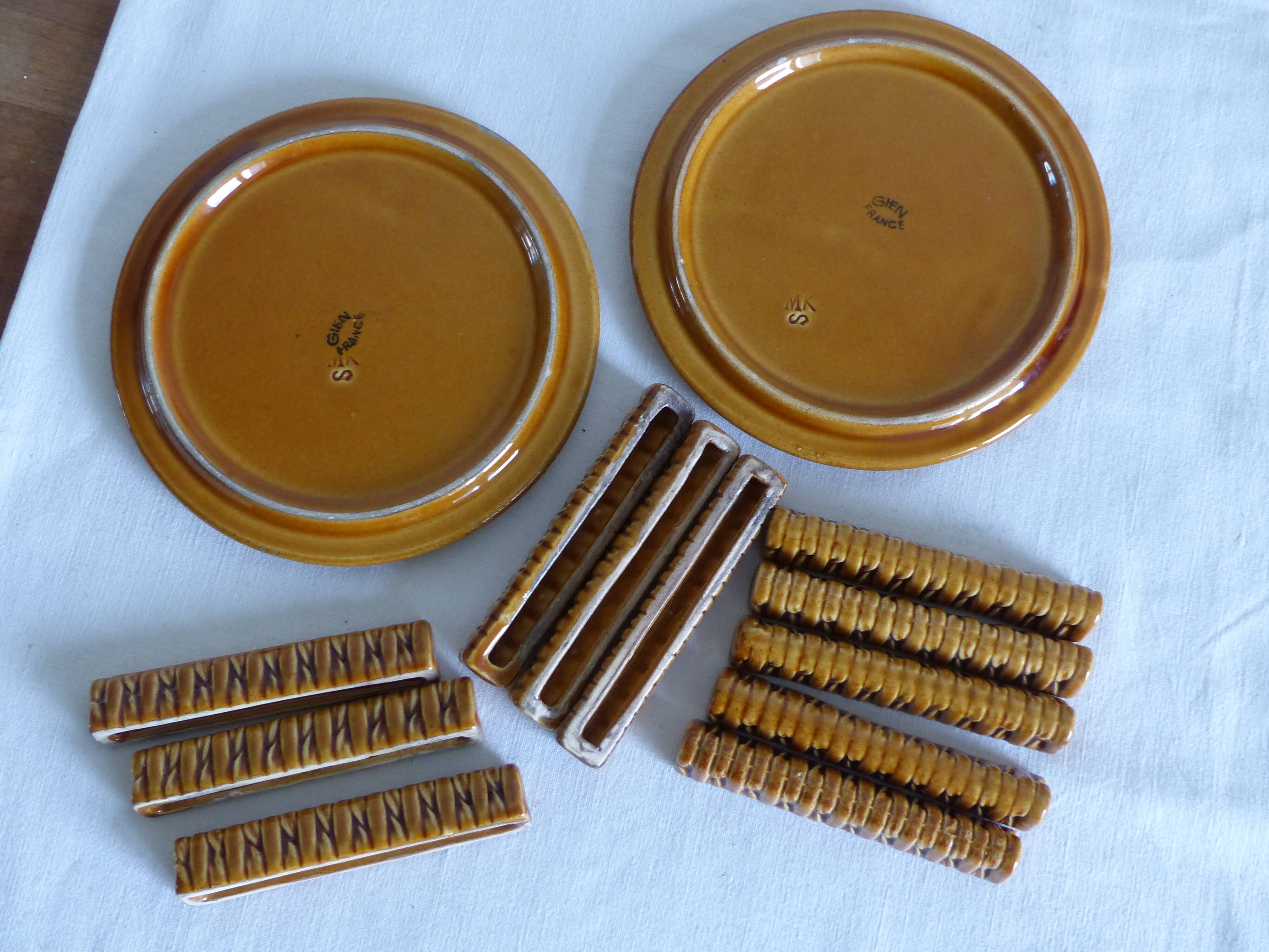 11 knife holders and 2 bottle coasters in Gien earthenware