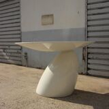 Table à manger en résine laquée
