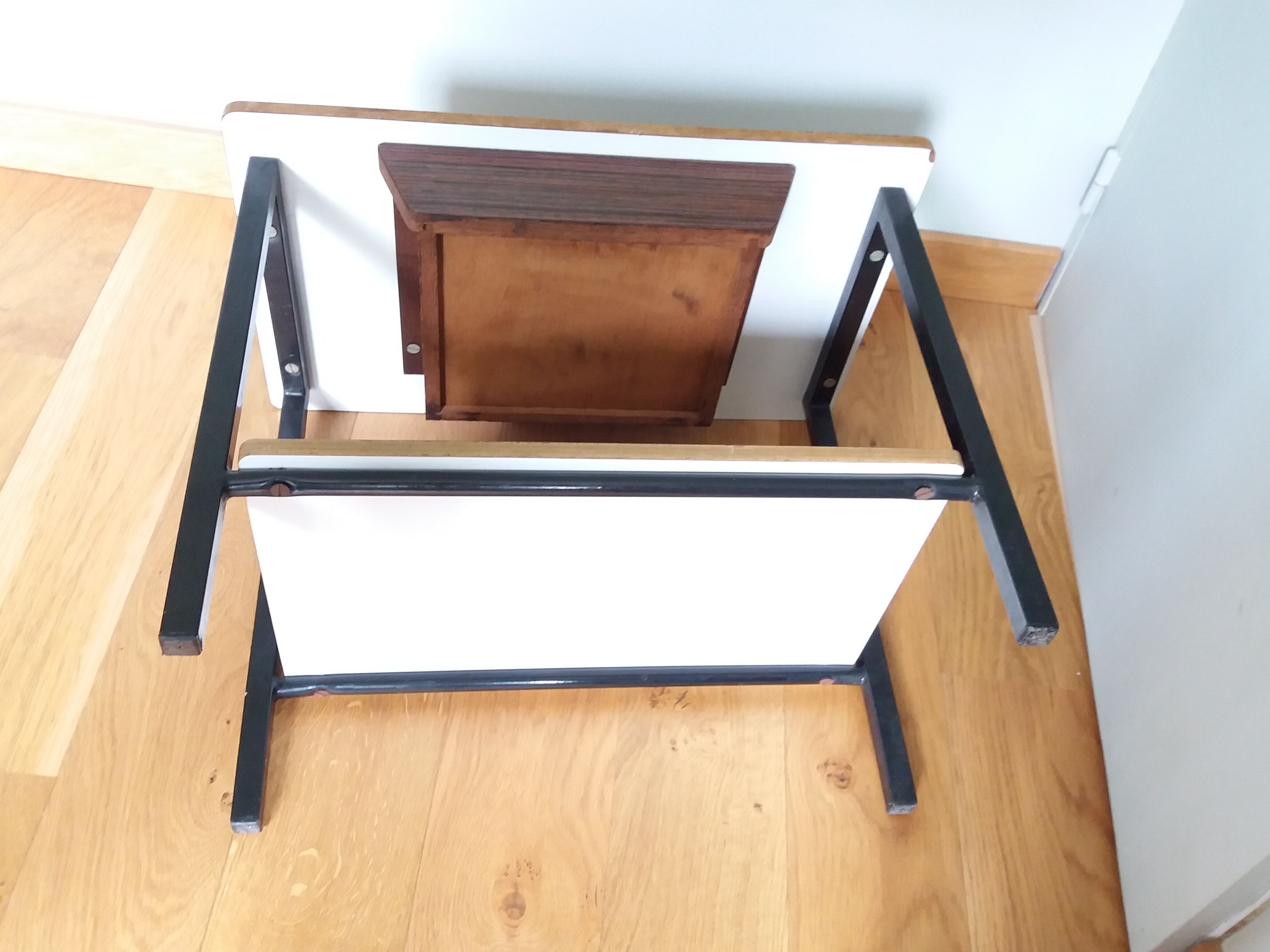 Table de chevet bout de canapé style moderniste formica et métal laqué noir