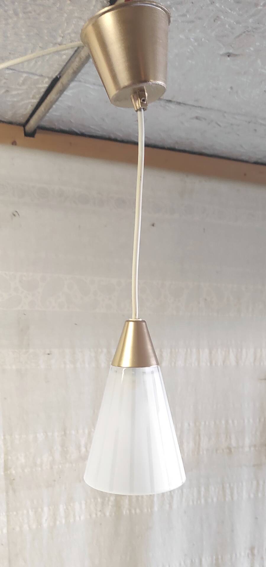 Suspension design en verre et métal doré - mid. XXeme
