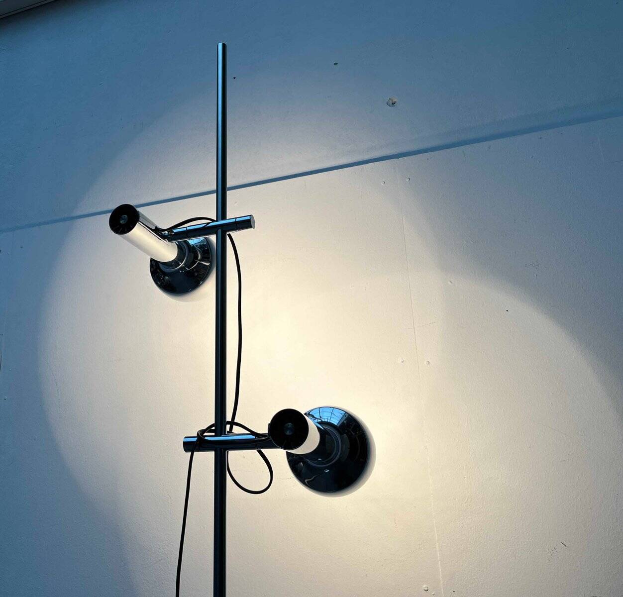 Lampe sur pied minimaliste de l’ère spatiale suisse du milieu du siècle par l'équipe SLZ pour Swisslamps International, années 1960