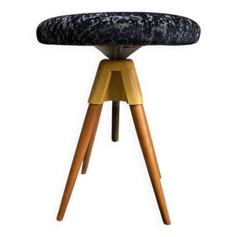 Piano stool adjustable in height