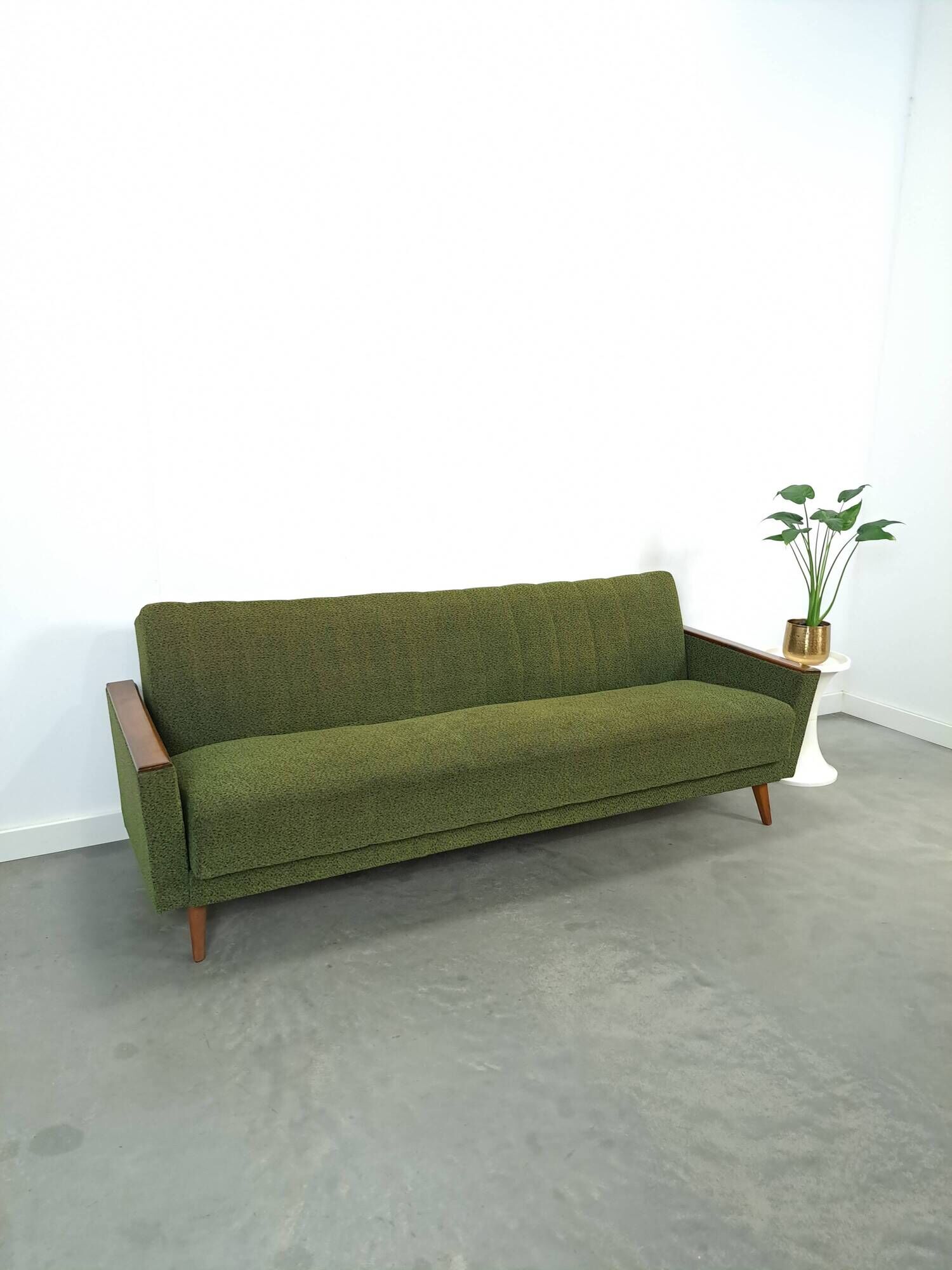 Slaapbank met groene stof en teakhout