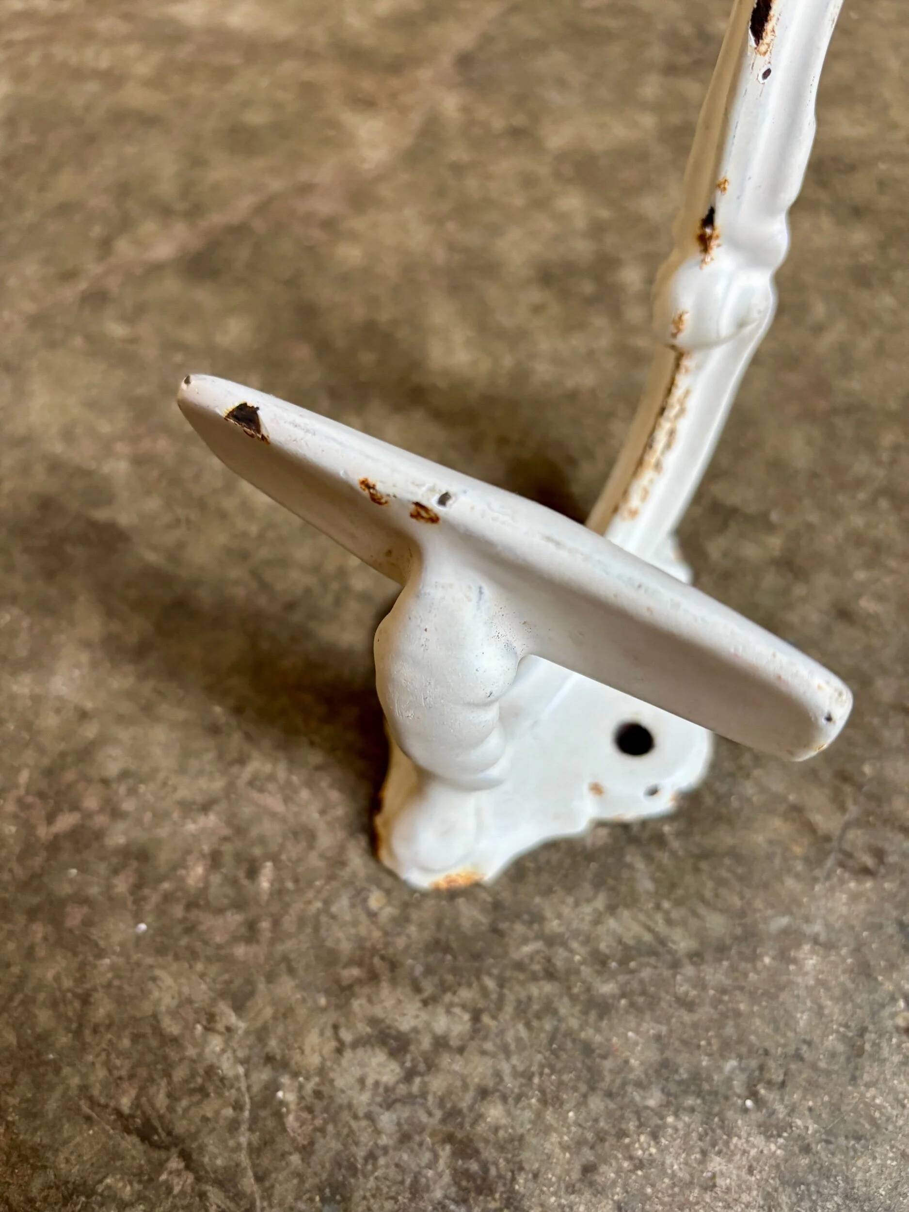 Patère murale en fonte de fer blanche