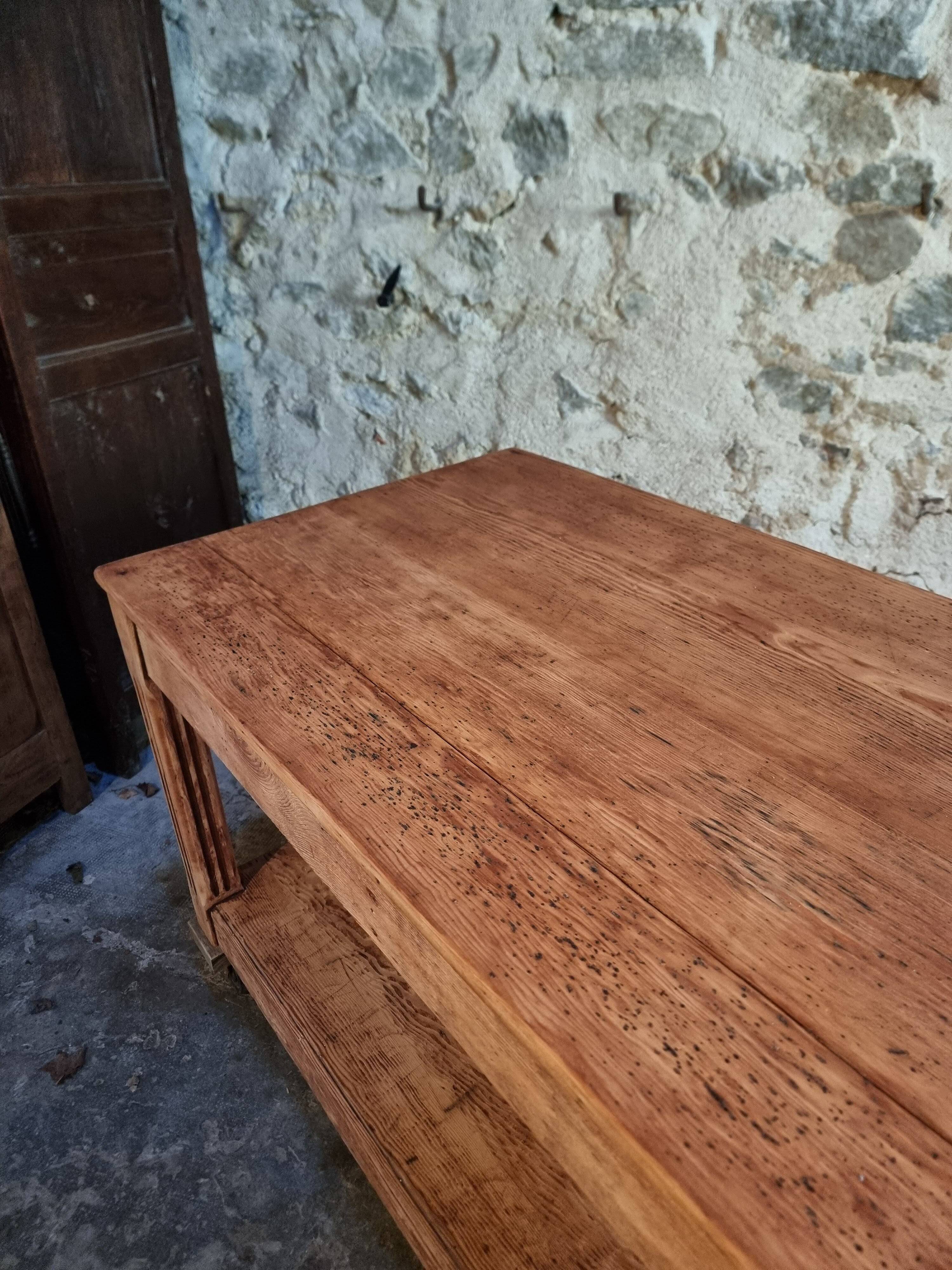 French antique work table in pitch pine – large workshop / draper's table, early 20th century