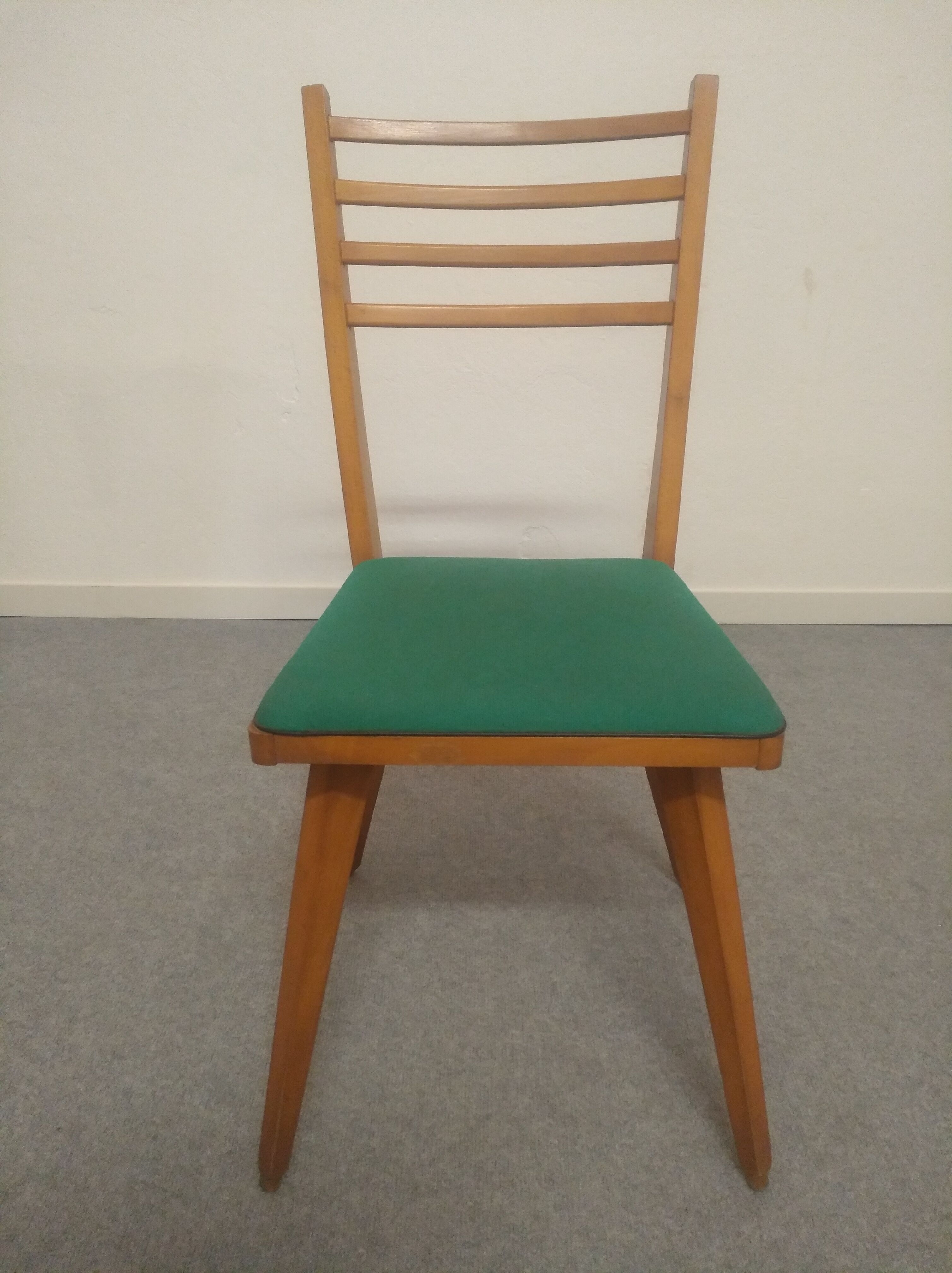 Suite de 4 chaises des années 50