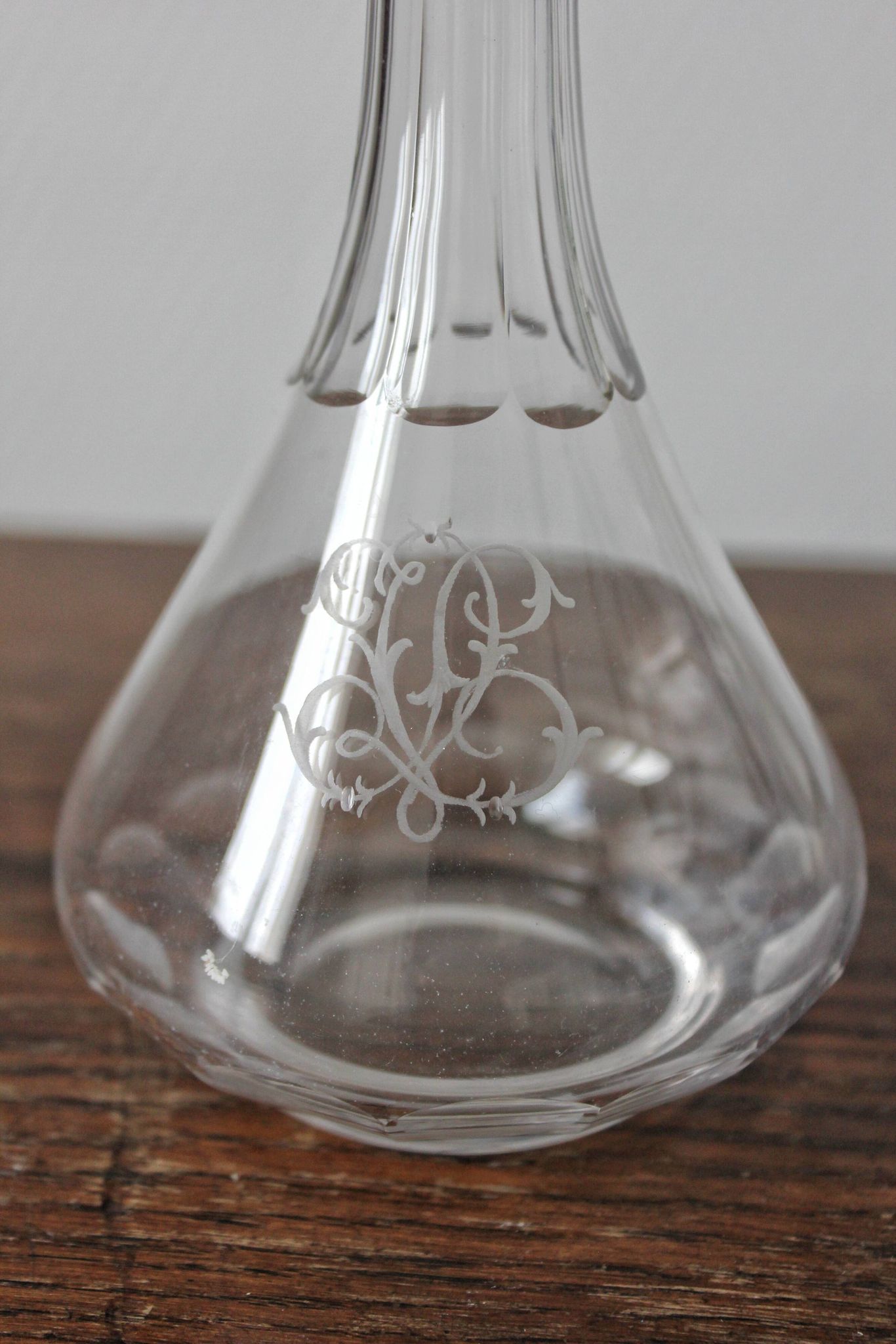Carafe à liqueur ancienne en cristal monogramme gravé et côtes plates