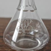 Carafe à liqueur ancienne en cristal monogramme gravé et côtes plates