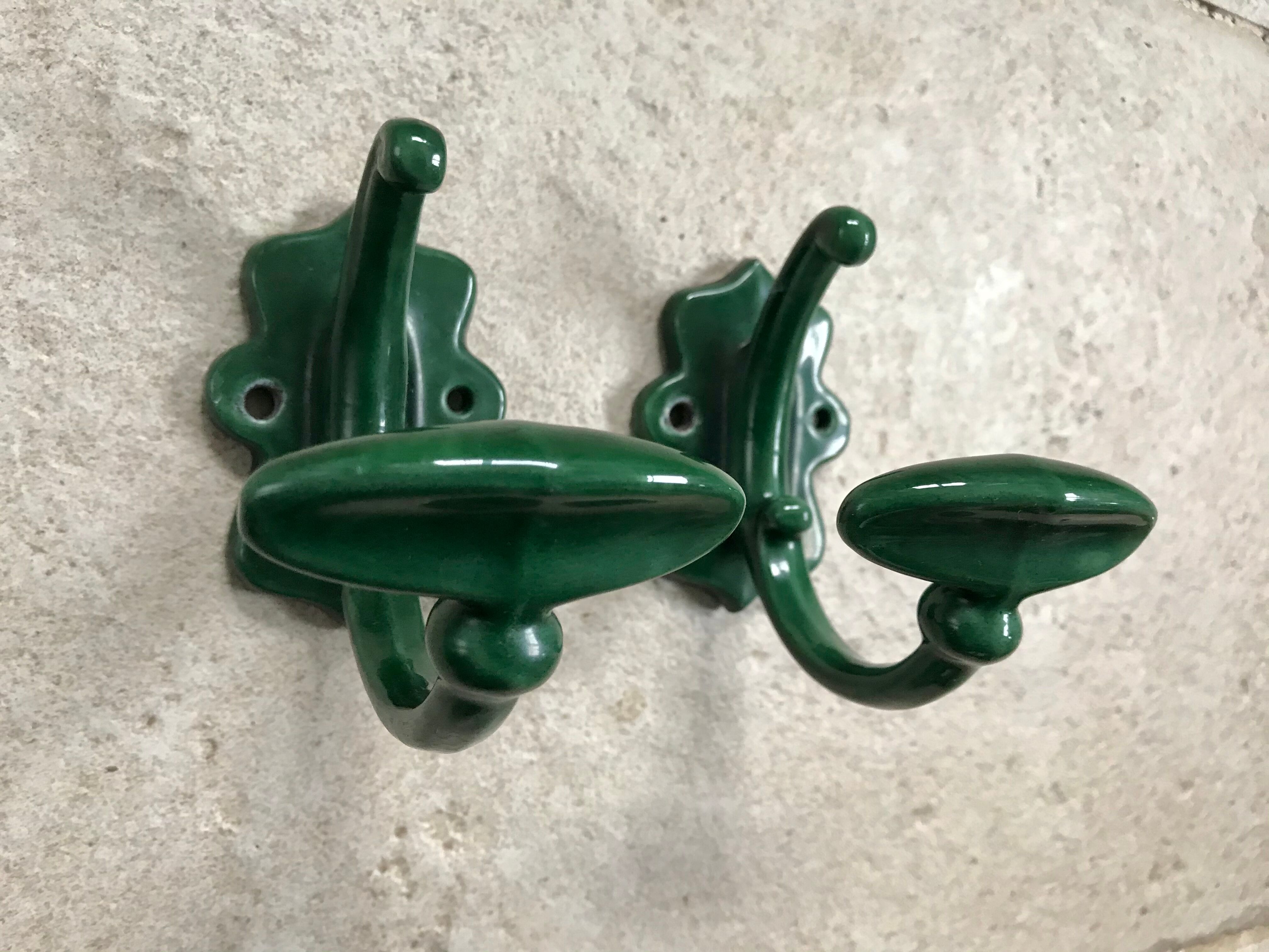 Pair of enamelled cast iron pads