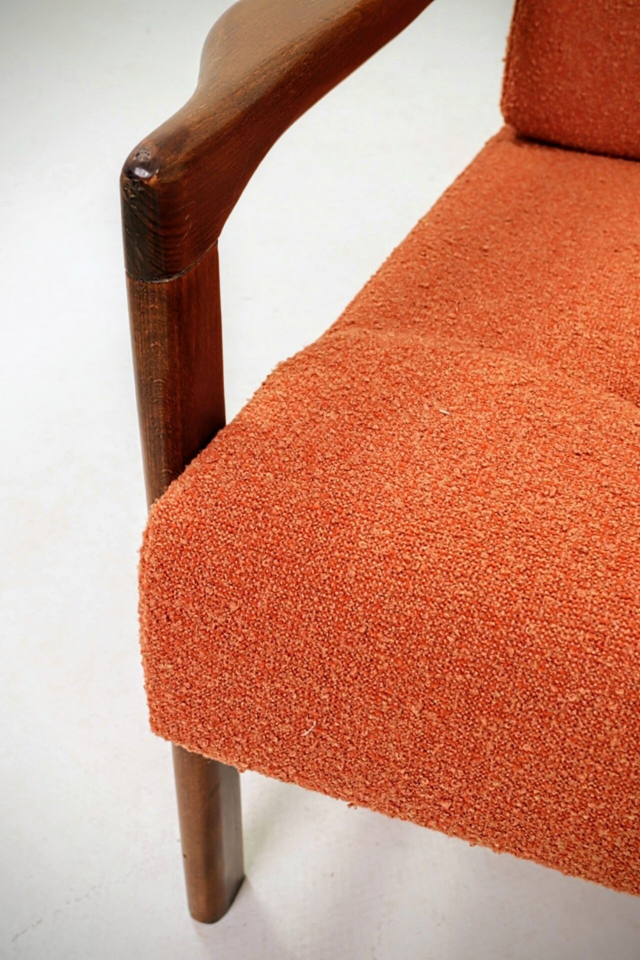 Modern long chair terracotta bouclé