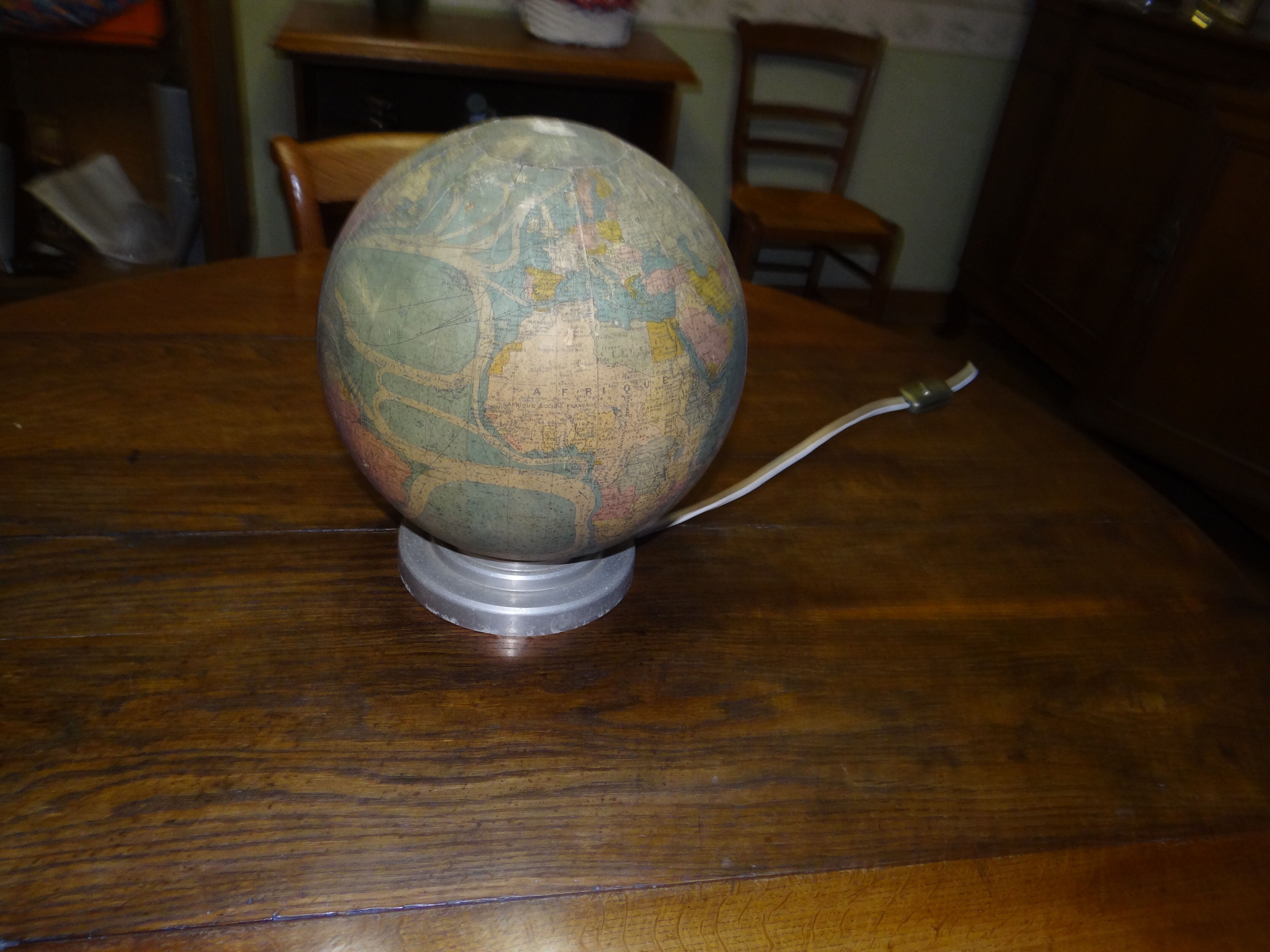 Perrina 1950 glass globe