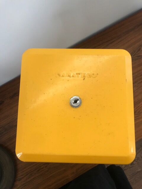 Distributor of sweets, peanuts or chewing gum