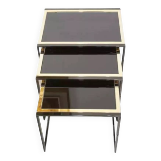 70s nesting side tables in black lacquered and gold-plated metal