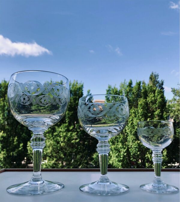Service de verres anciens à frises guillochées