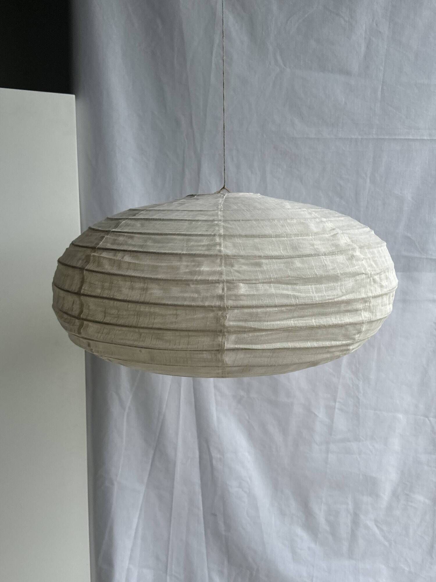 Large oval flat Japanese-style suspension in rattan and natural linen H35 D60.