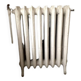 Radiateur ancien sur pieds à huit lames fleuries en fonte de fer XX siècle