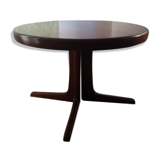 Danish extendable round table on central support