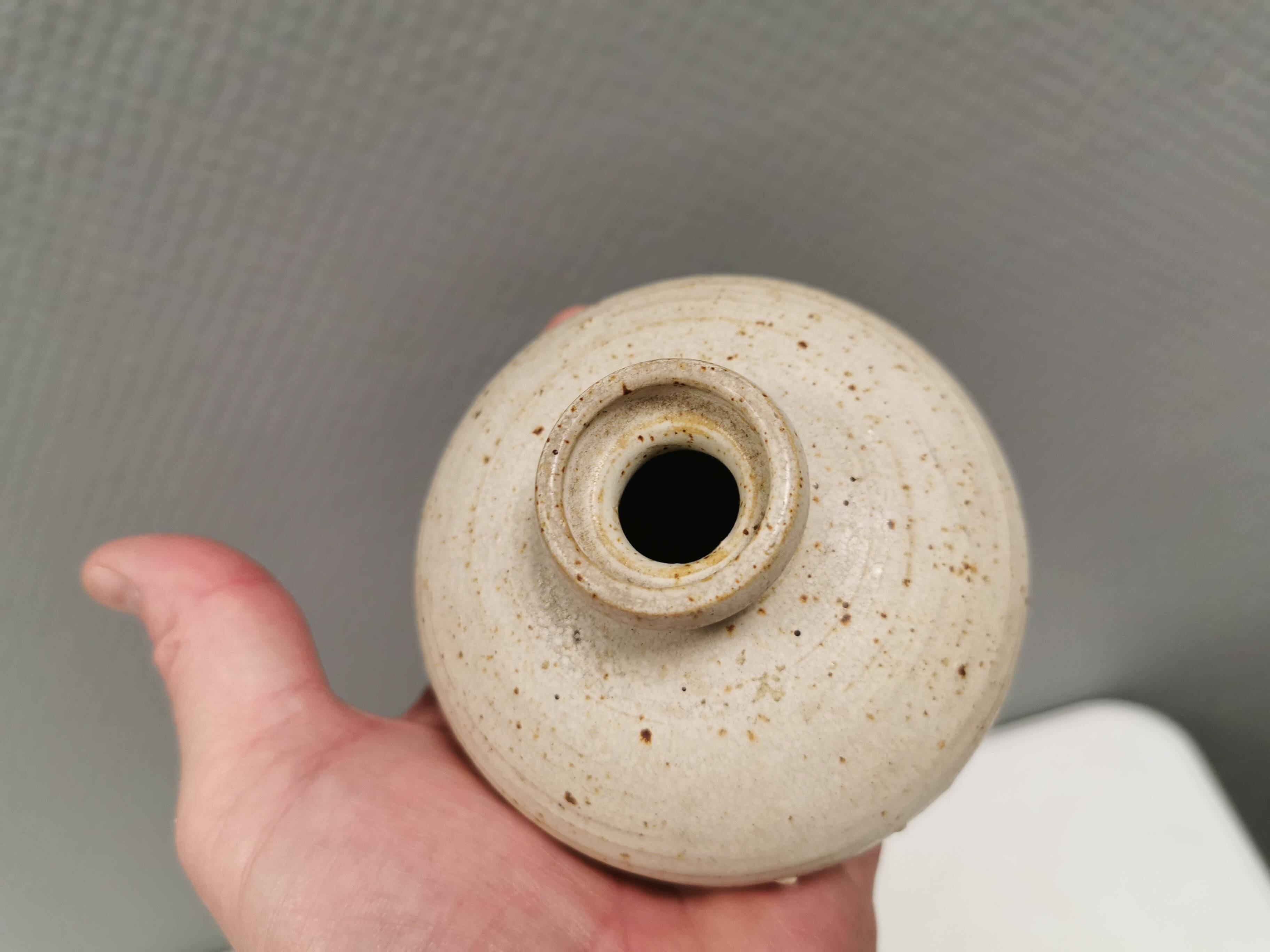 Petit vase sphérique, danois des années 1970-80.