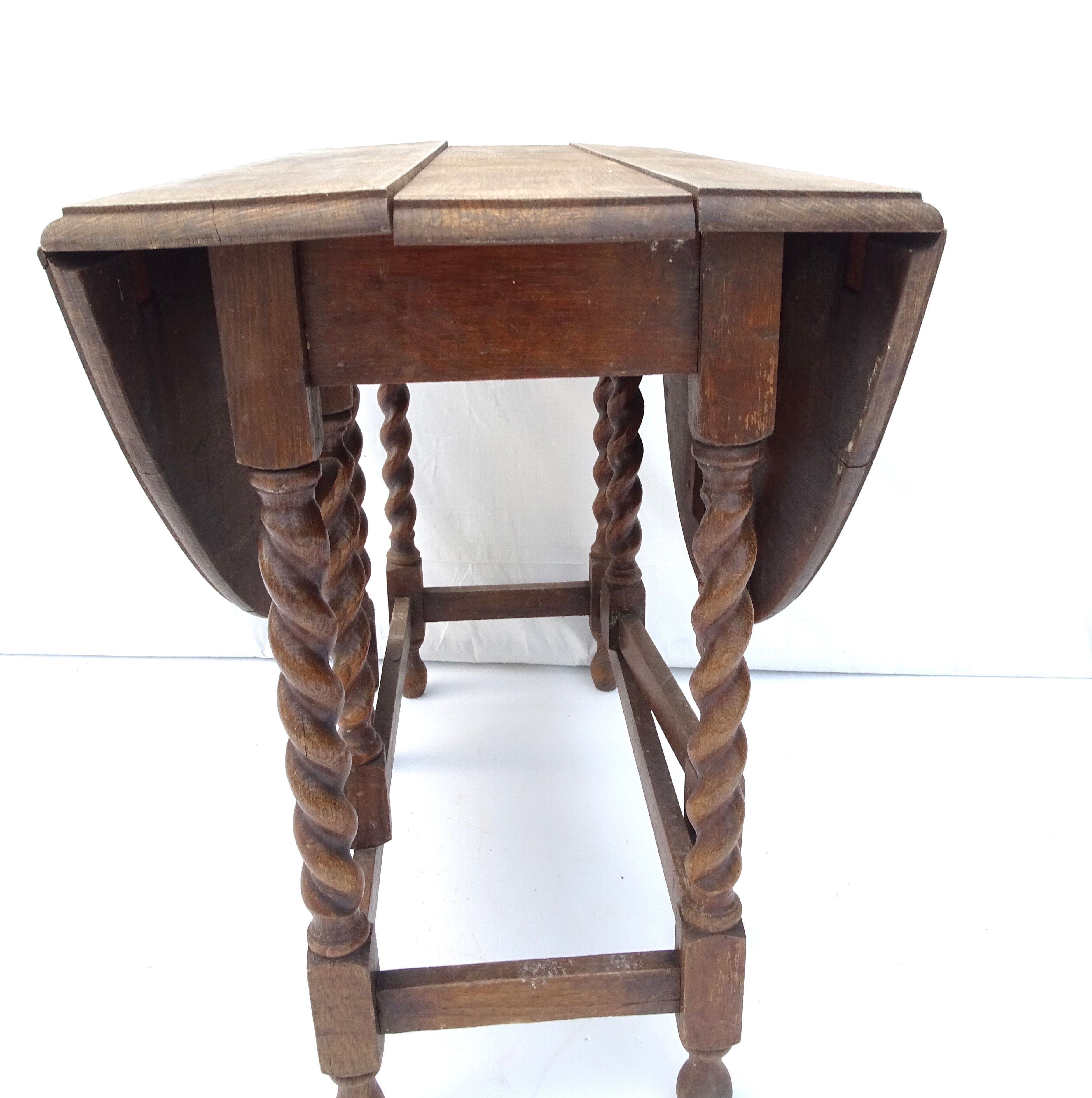 Table get leg in waxed oak.