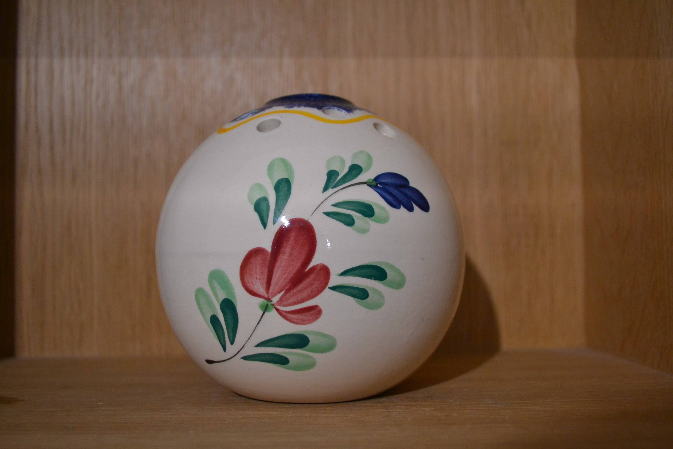 Round vase with flowers Le Croisic