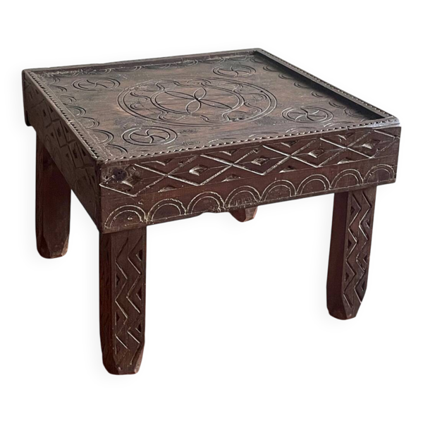 Table basse berbère artisanale – Bois sculpté (Maroc)