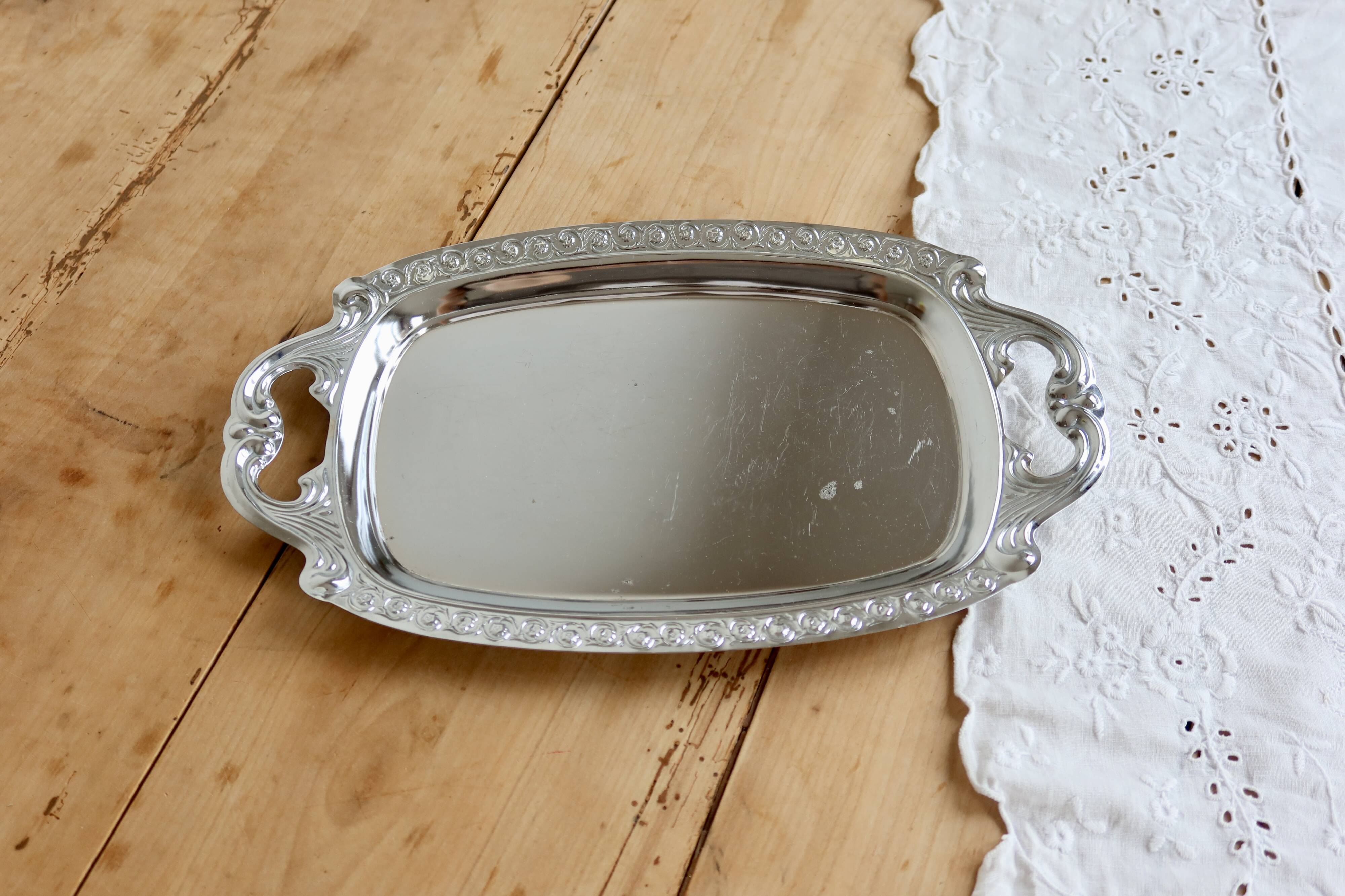 Vintage silver-plated serving tray – Handles and engraved border style