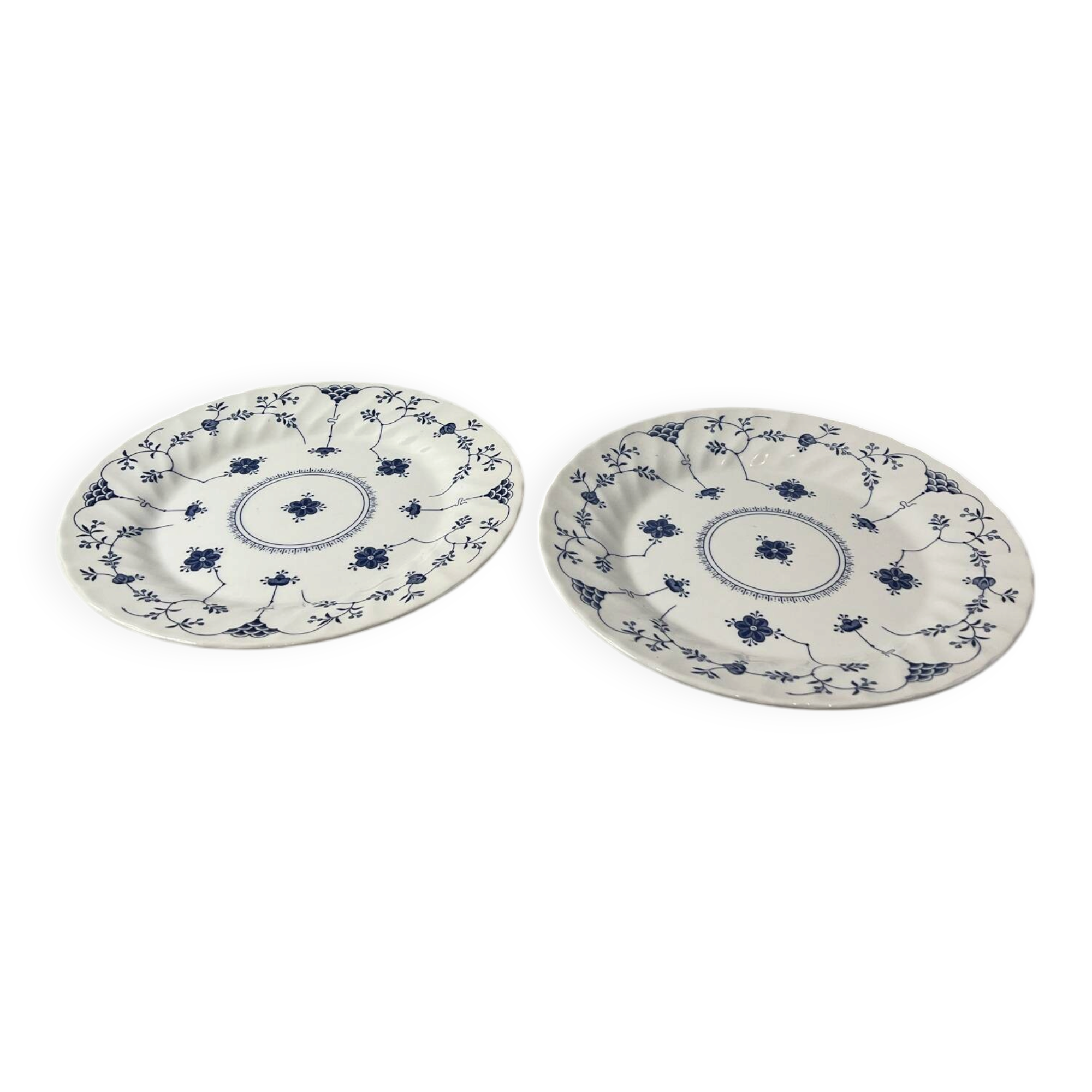 Set of 2 flat plates in English earthenware with blue floral decoration.