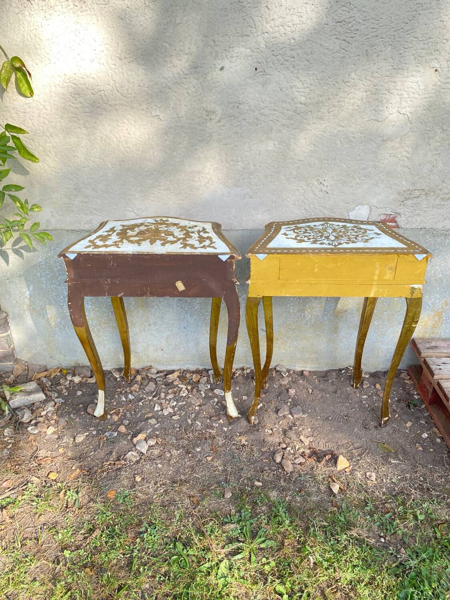 Paires de chevets florentins en bois doré