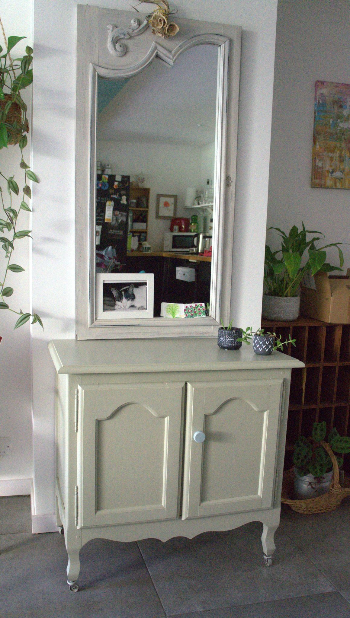 Light sage green buffer